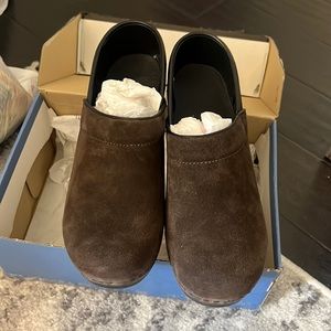 NEW IN BOX Professional Suede Chocolate Danskos